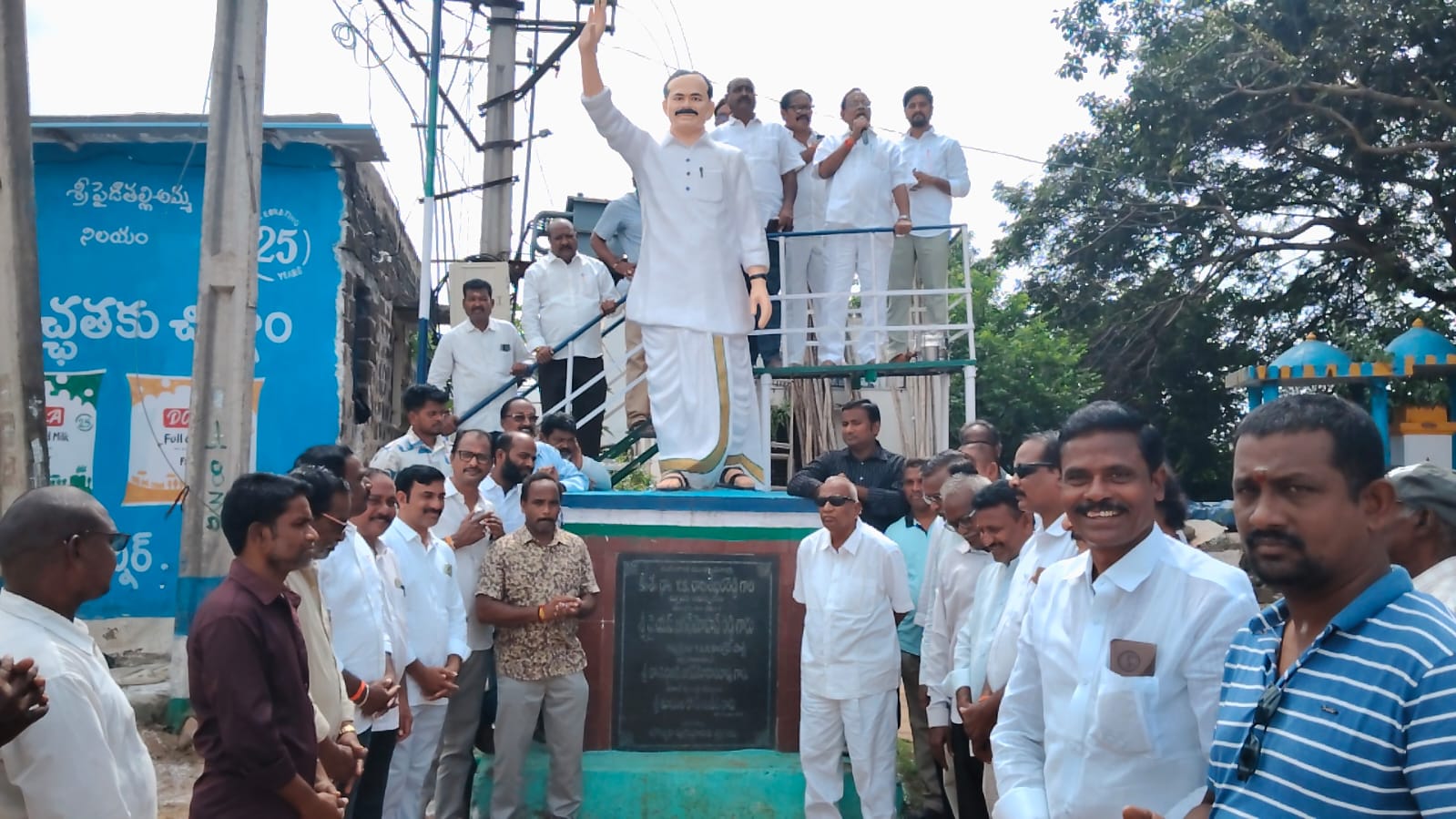 వైయస్సార్ కి ఘన నివాళి