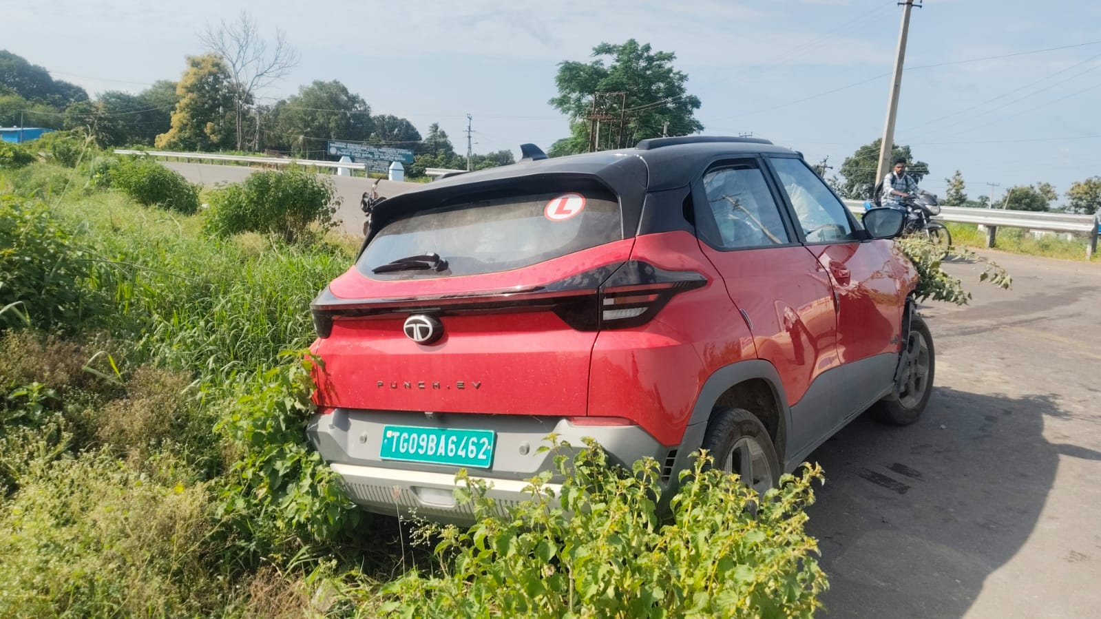 ప్రమాదవశాత్తు కల్వర్టును ఢీకొన్న కారు