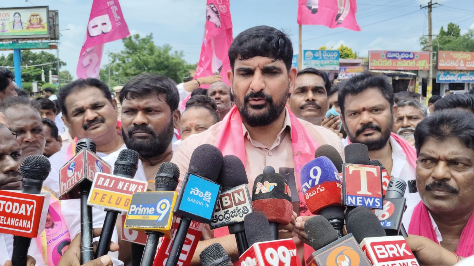కాంగ్రెస్ ఎన్నికల హామీలపై బి ఆర్ఎస్ పోరుబాట..