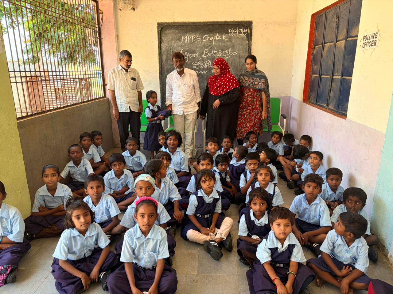 విద్యార్థులకు దుస్తులు, షూస్ పంపిణీ చేసిన ఉపాధ్యాయులు గ్రామ సర్పంచ్.